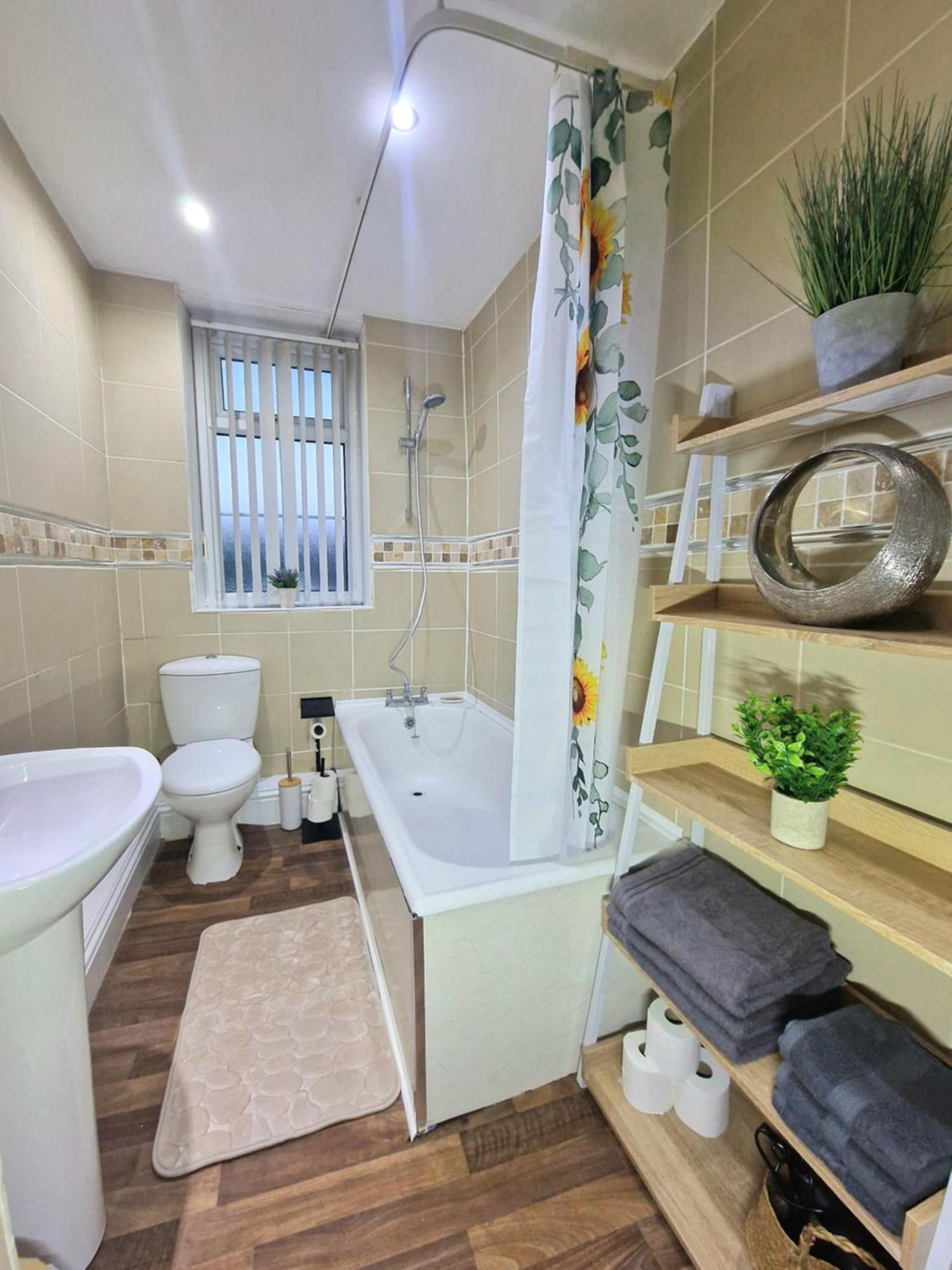 Stylish 4 Double Bedroom House In Bradford, Views Of Hillside And Parking Shipley  Exterior foto