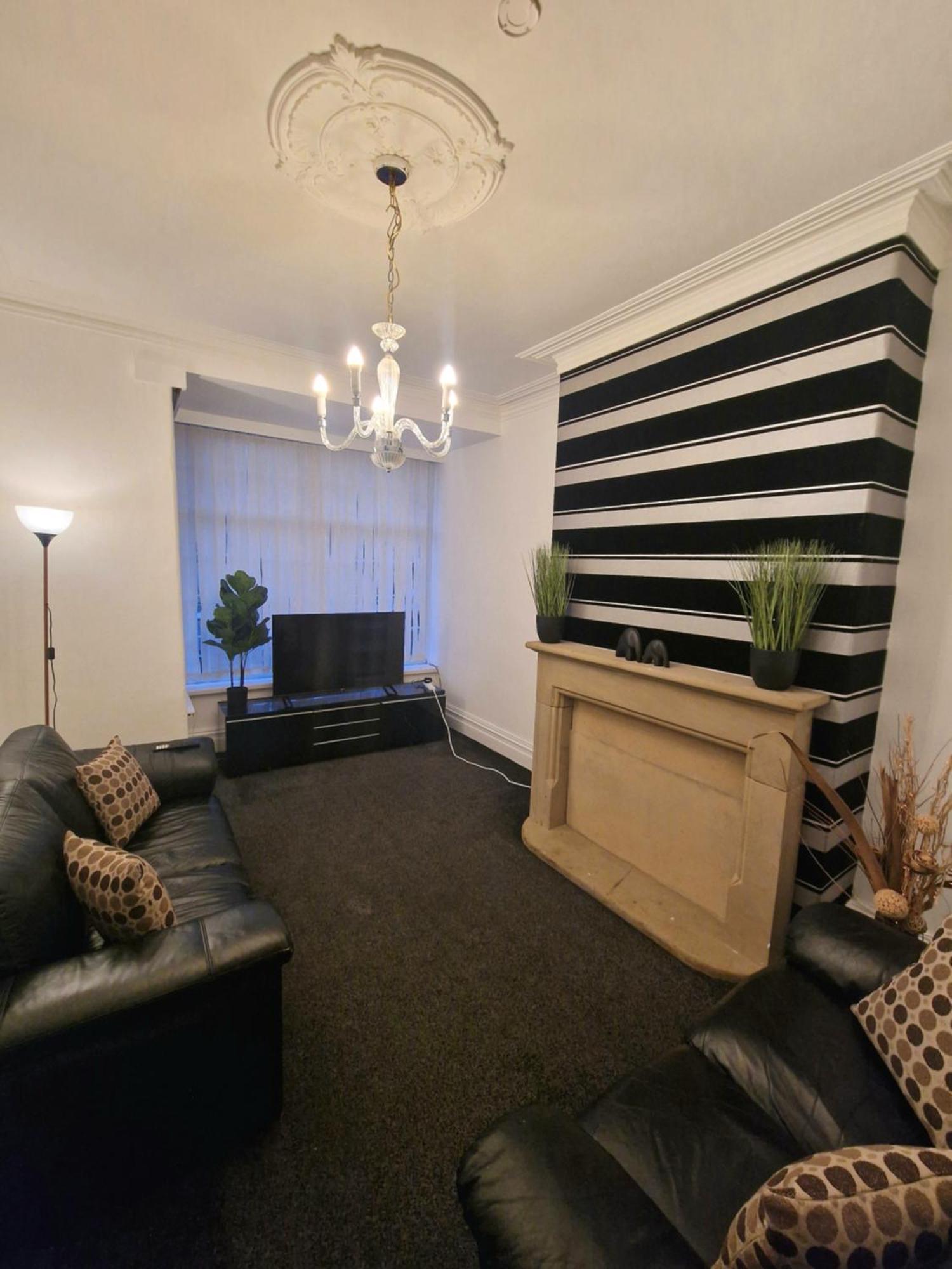Stylish 4 Double Bedroom House In Bradford, Views Of Hillside And Parking Shipley  Exterior foto